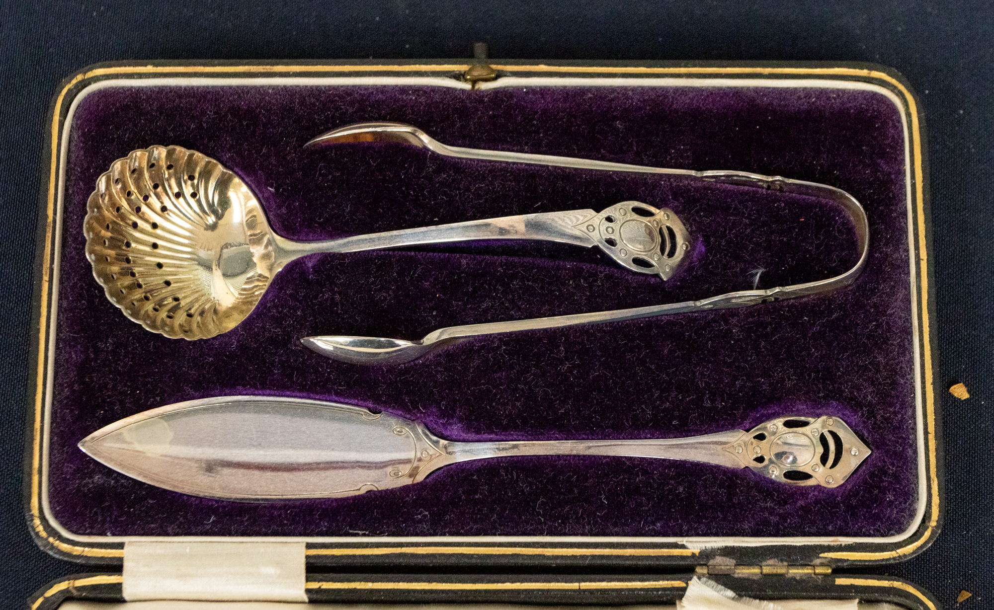 A cased George V silver dressing table set consisting of mirror, hand brush, clothes brush and comb, - Image 3 of 4