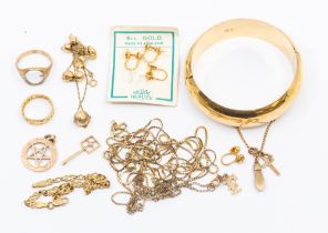 A collection of weighable a/f damaged gold jewellery to include a wide 18ct gold  hollow hinged