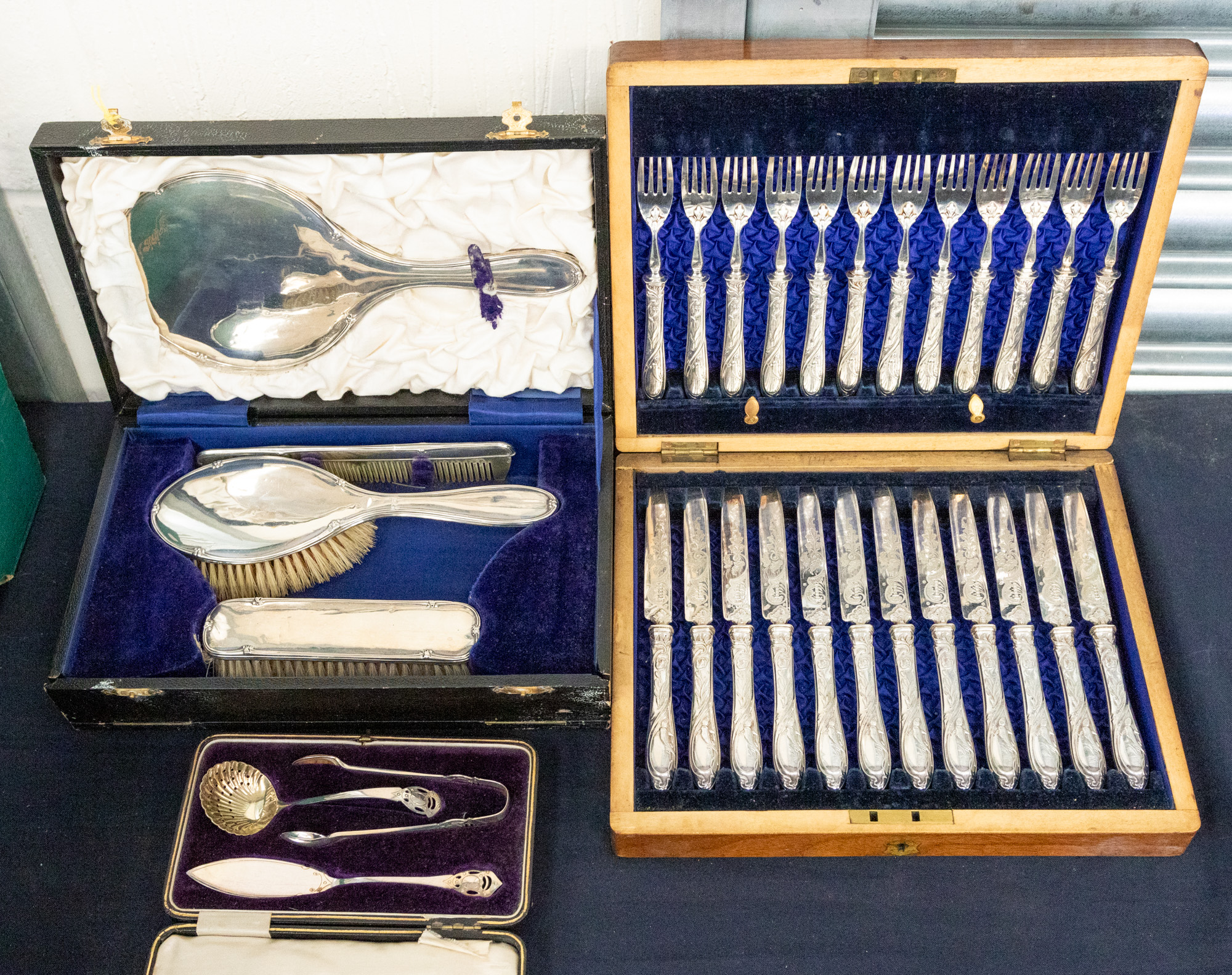 A cased George V silver dressing table set consisting of mirror, hand brush, clothes brush and comb,