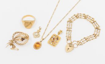 A collection of 9ct gold jewellery to include a gents oval signet ring, size X, three pendants,