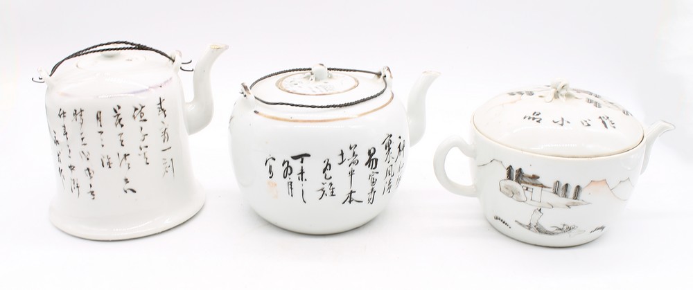 Three 19th century porcelain famille rose Chinese tea pots and covers decorated with Chinese writing - Bild 2 aus 5