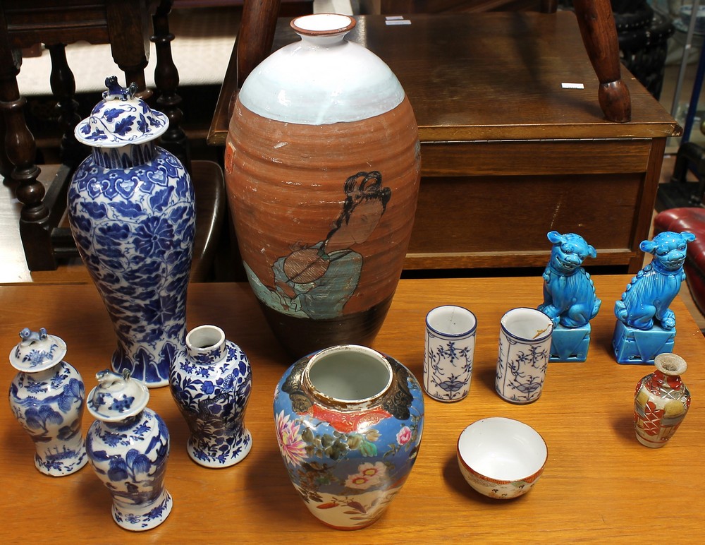 A group of Asian ceramics to include: Chinese blue and white baluster vases, some with covers, - Bild 2 aus 10