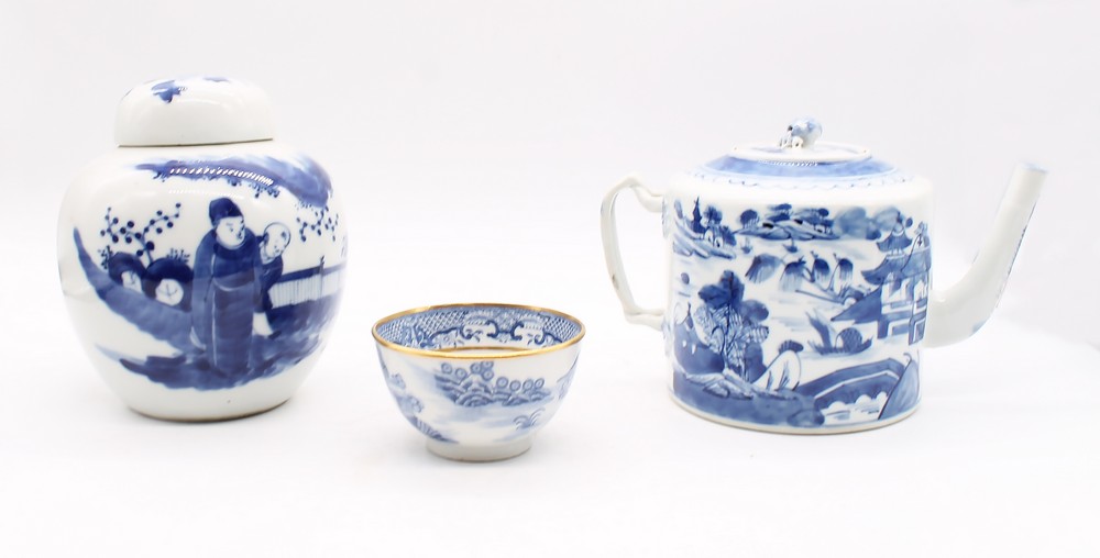 A late 18th century blue and white Chinese tea pot English porcelain along with an 18th century - Bild 2 aus 6