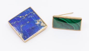 Two 9ct gold mounted brooches, to include a square lapis lazuli brooch, size approx 32mm, pin and