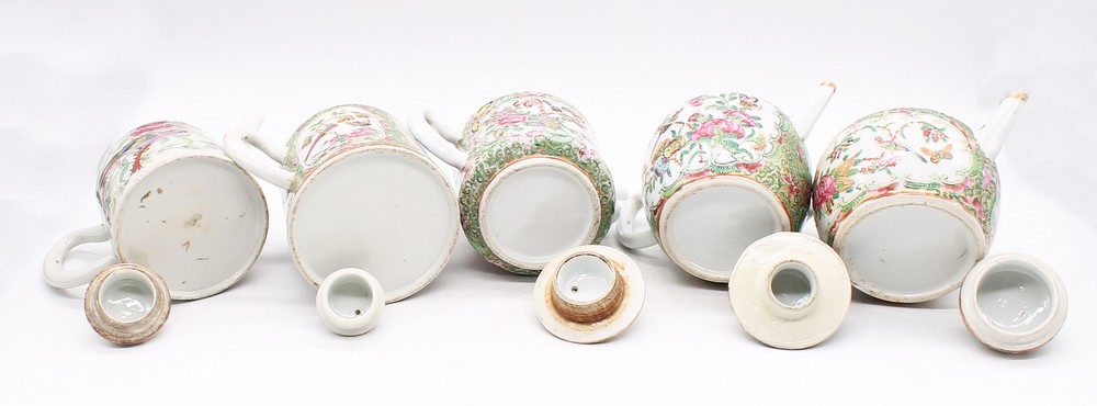 A collection of Chinese export famille rose 19th century teapots, rose medallion, c.1860 - Bild 3 aus 3
