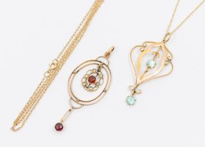 An Edwardian garnet and seed pearl 9ct rose gold pendant, comprising a oval wire fork form inset