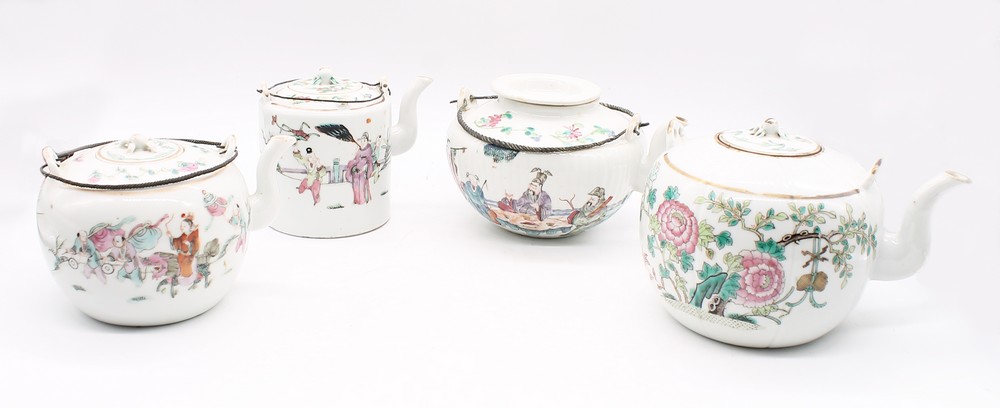 A collection of four late 19th century Chinese export porcelain tea pots: three with Republic marks, - Bild 2 aus 5