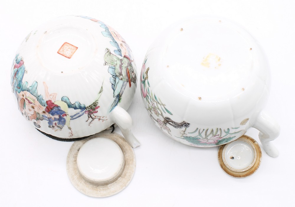 A collection of four late 19th century Chinese export porcelain tea pots: three with Republic marks, - Bild 5 aus 5