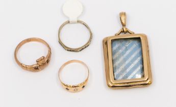A collection of 9ct gold jewellery to include a9ct gold rectangular picture locket with glazed