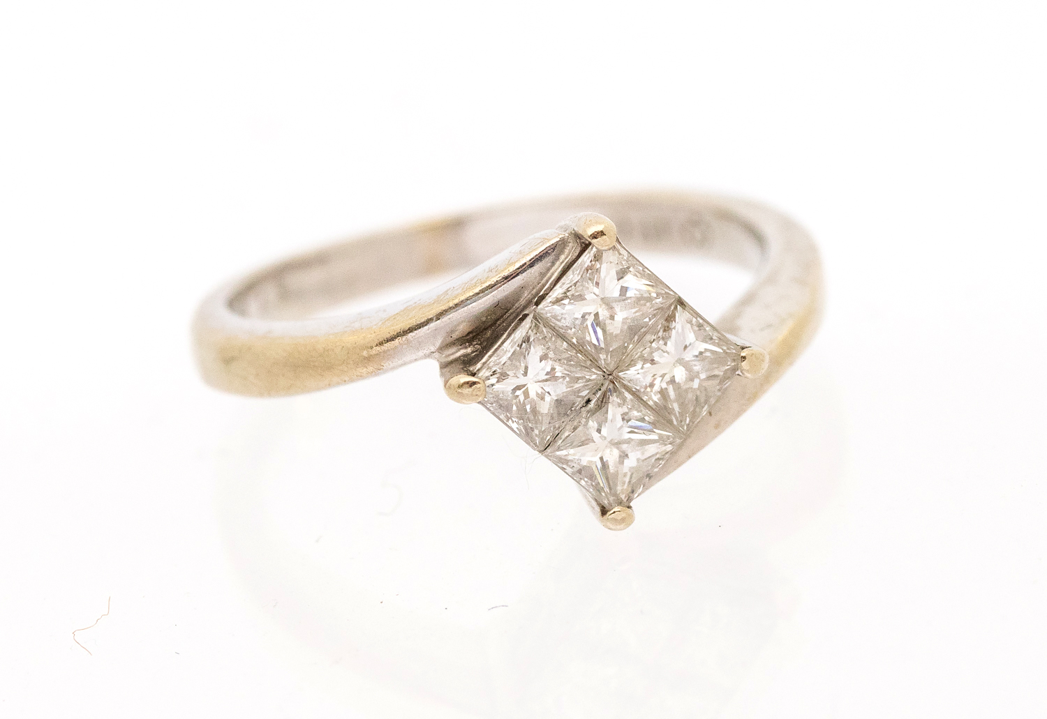 ****AUCTIONEER TO ANNOUNCE 9CT GOLD NOT 18CT GOLD*** A diamond and 9ct white gold ring, comprising - Image 2 of 5