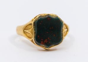 A 19th century bloodstone and 18ct gold poison ring, comprising a bloodstone set shield shaped