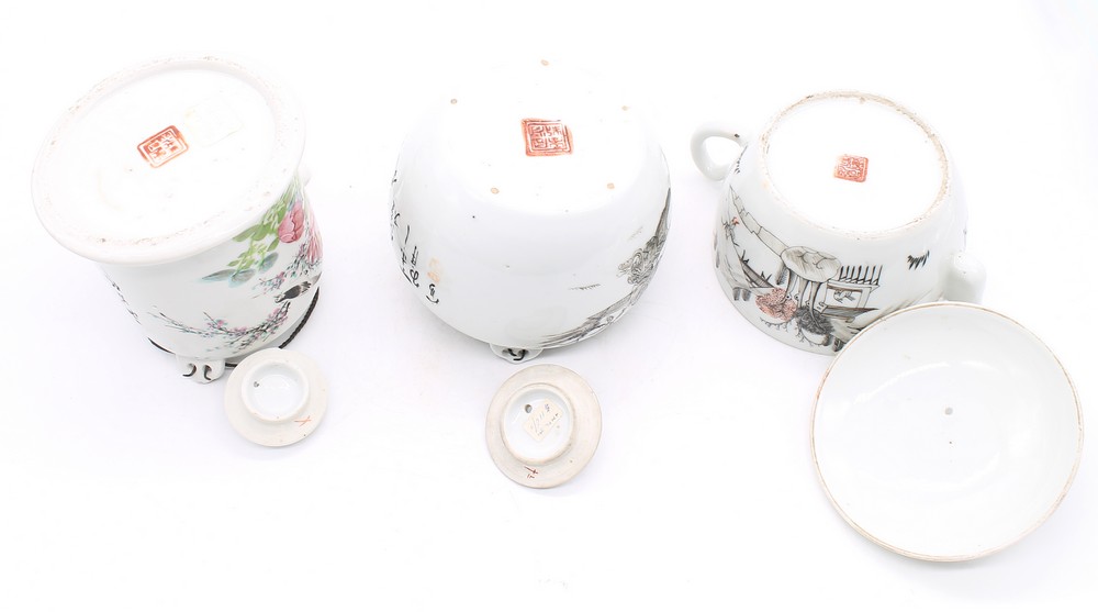 Three 19th century porcelain famille rose Chinese tea pots and covers decorated with Chinese writing - Bild 3 aus 5