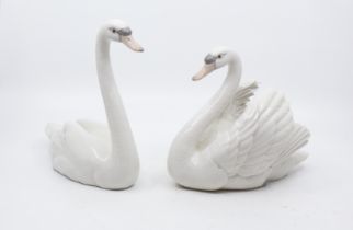 Lladro - Two Swan figurines, one impresses no. 5230, the other 5231.   (2) Both in good condition.