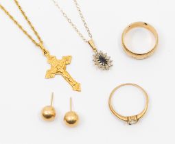 A collection of gold jewellery to include a 9ct gold rope chain and cross, 9ct gold band, combined