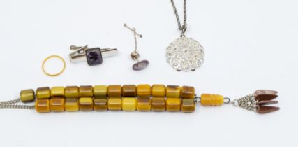 A collection of jewellery to include 22ct gold band, weight approx 2gms along with a Blue John