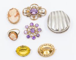 A collection of jewellery to include an amethyst and pearl set 9ct gold brooch a/f two pearls