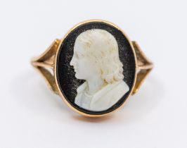 An onyx and 9ct gold ring, comprising an oval cameo depicting a male bust, width approx 15mm,