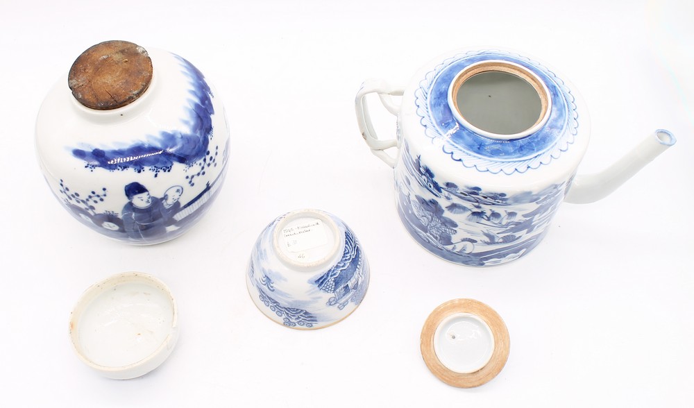 A late 18th century blue and white Chinese tea pot English porcelain along with an 18th century - Bild 3 aus 6