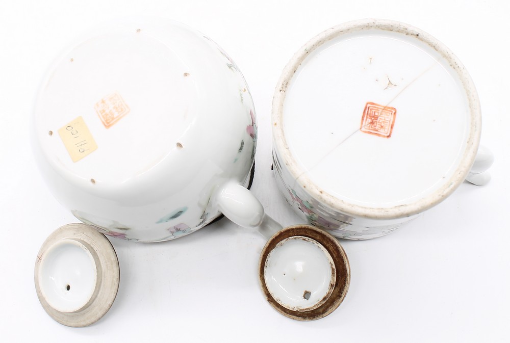 A collection of four late 19th century Chinese export porcelain tea pots: three with Republic marks, - Bild 4 aus 5