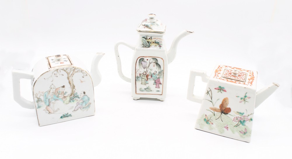 Three 19th century Chinese famille porcelain teapots in an unusual shape and decorated with - Bild 2 aus 4