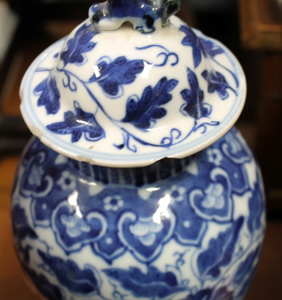 A group of Asian ceramics to include: Chinese blue and white baluster vases, some with covers, - Bild 3 aus 10