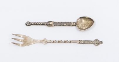 An Arts & Crafts Scottish Alexander Ritchie silver salt spoon, having typical Celtic knotwork and