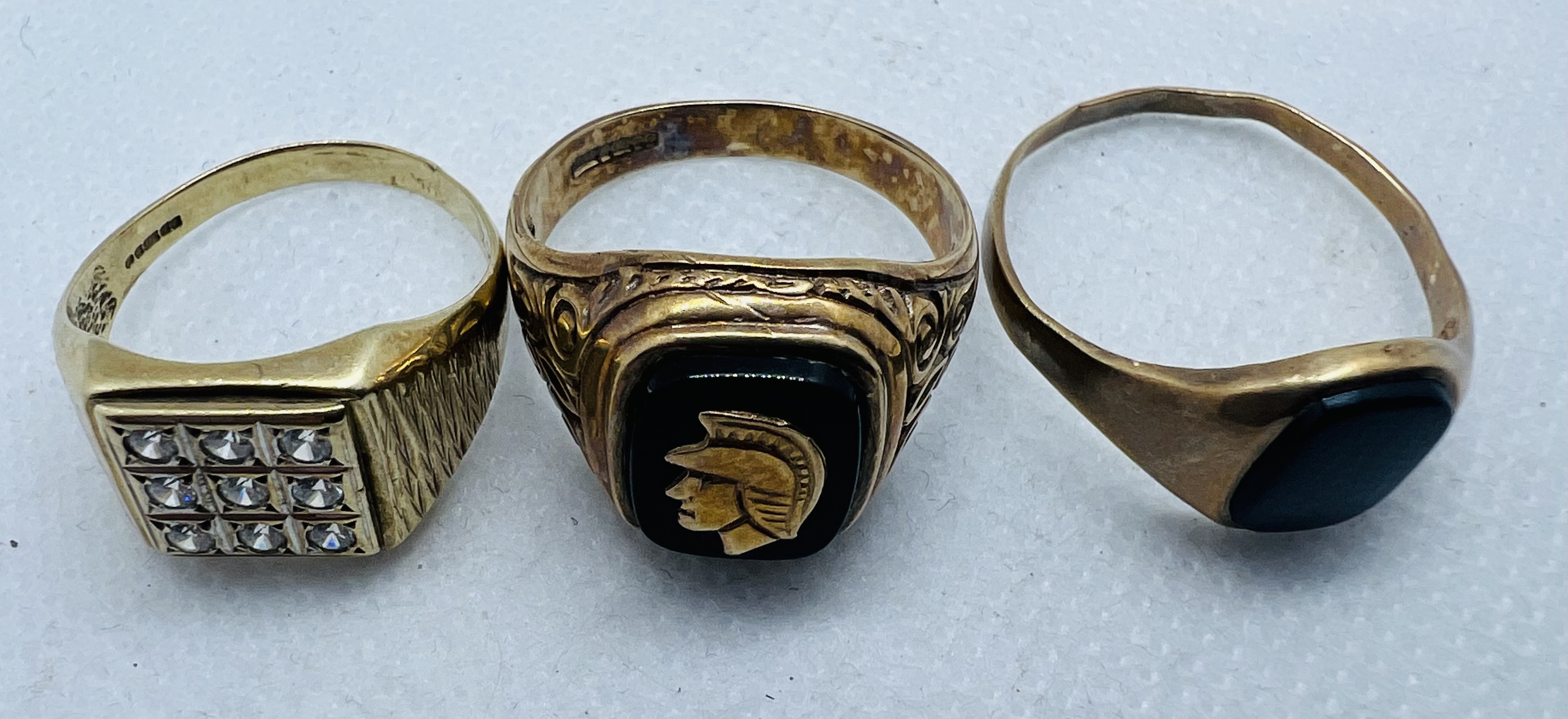 A selection of three gentlemen's 9ct gold rings. Featuring two black stone set signet rings, one - Image 2 of 2