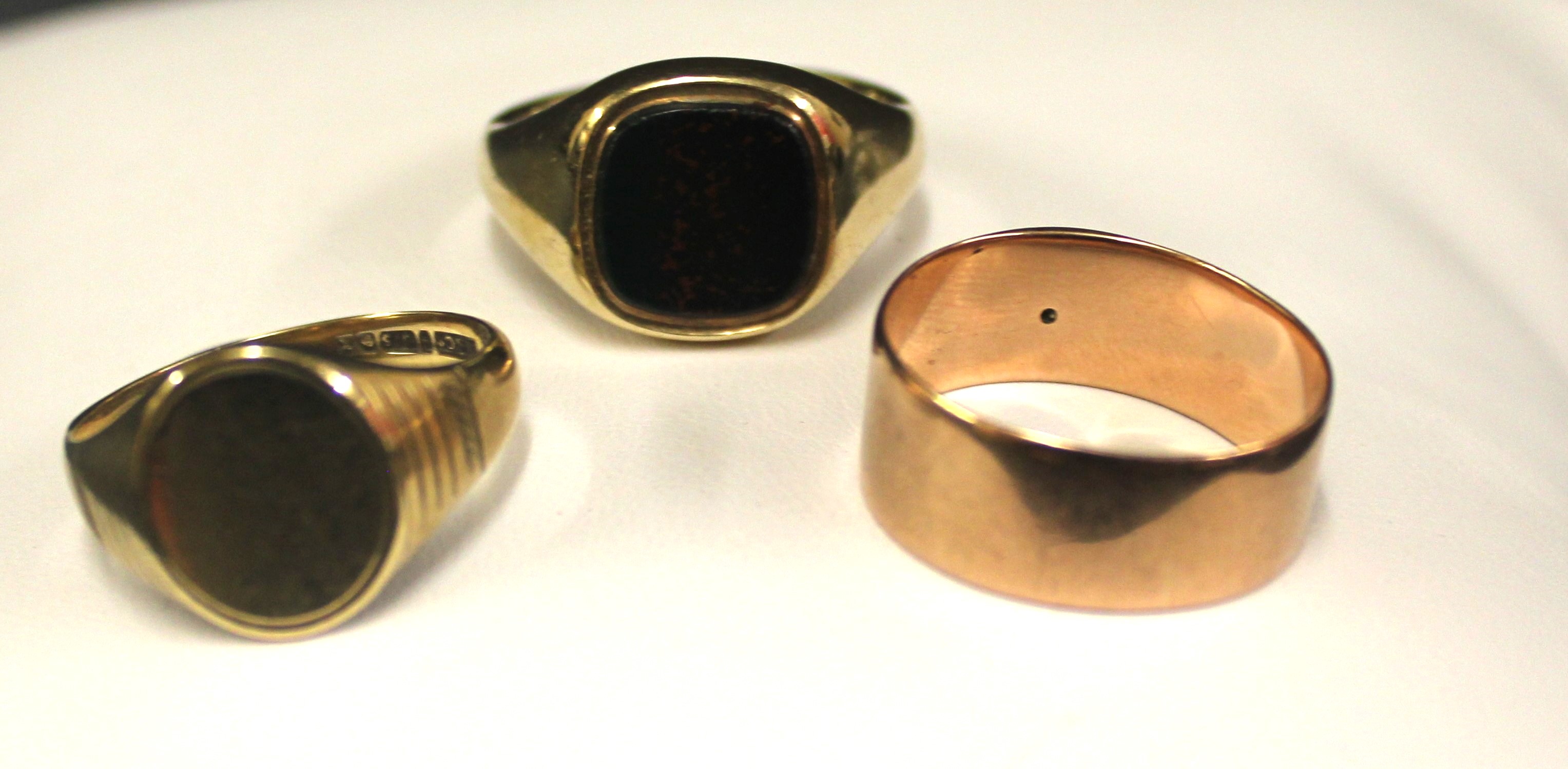 Joblot of three 9ct Gold rings ..Total gross weight is:16.42 grams.  The joblot contains a