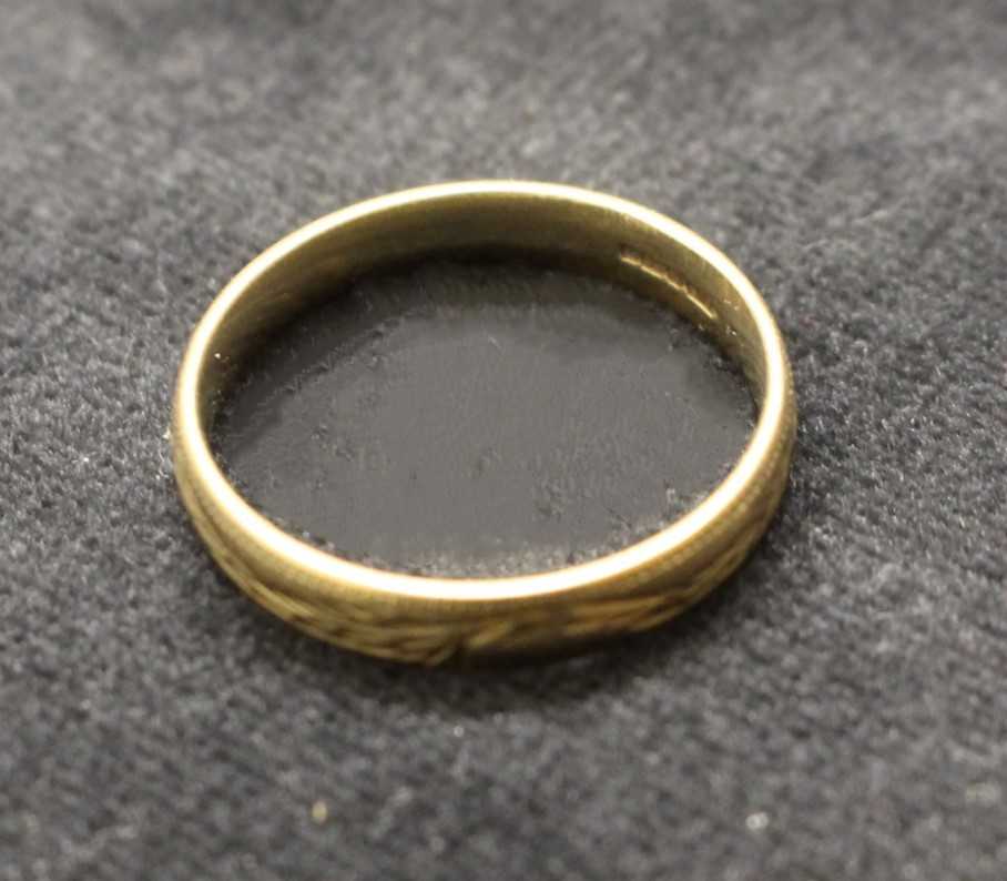 Three 9ct Gold rings. Two of them are weddings band. One of them is ring size S and the other one is - Image 4 of 4