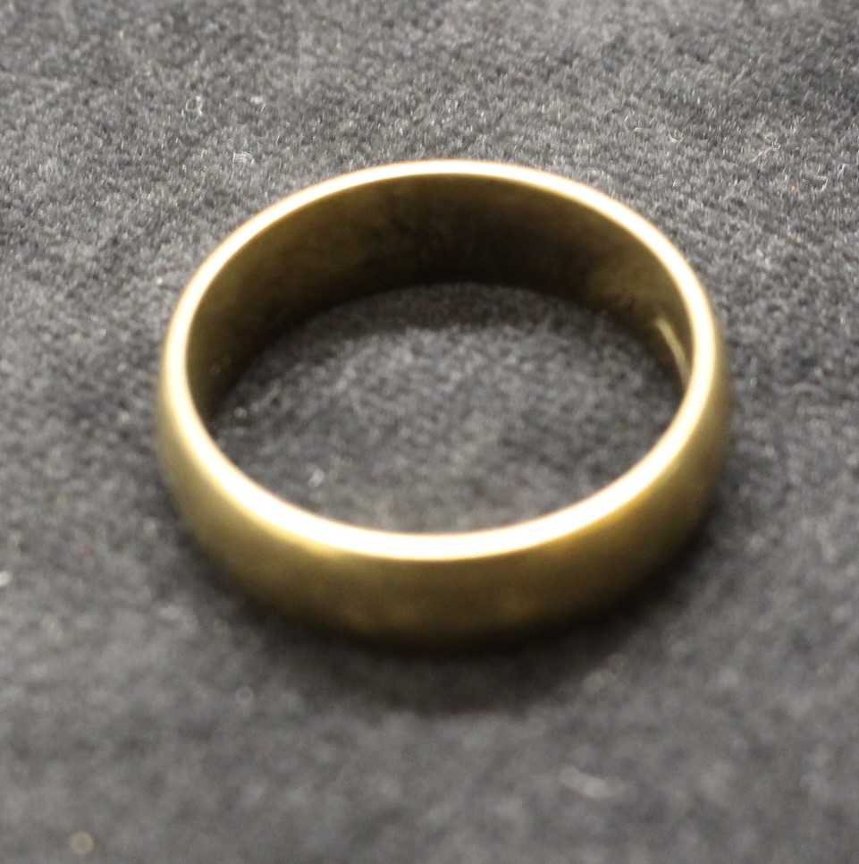 Three 9ct Gold rings. Two of them are weddings band. One of them is ring size S and the other one is - Image 3 of 4