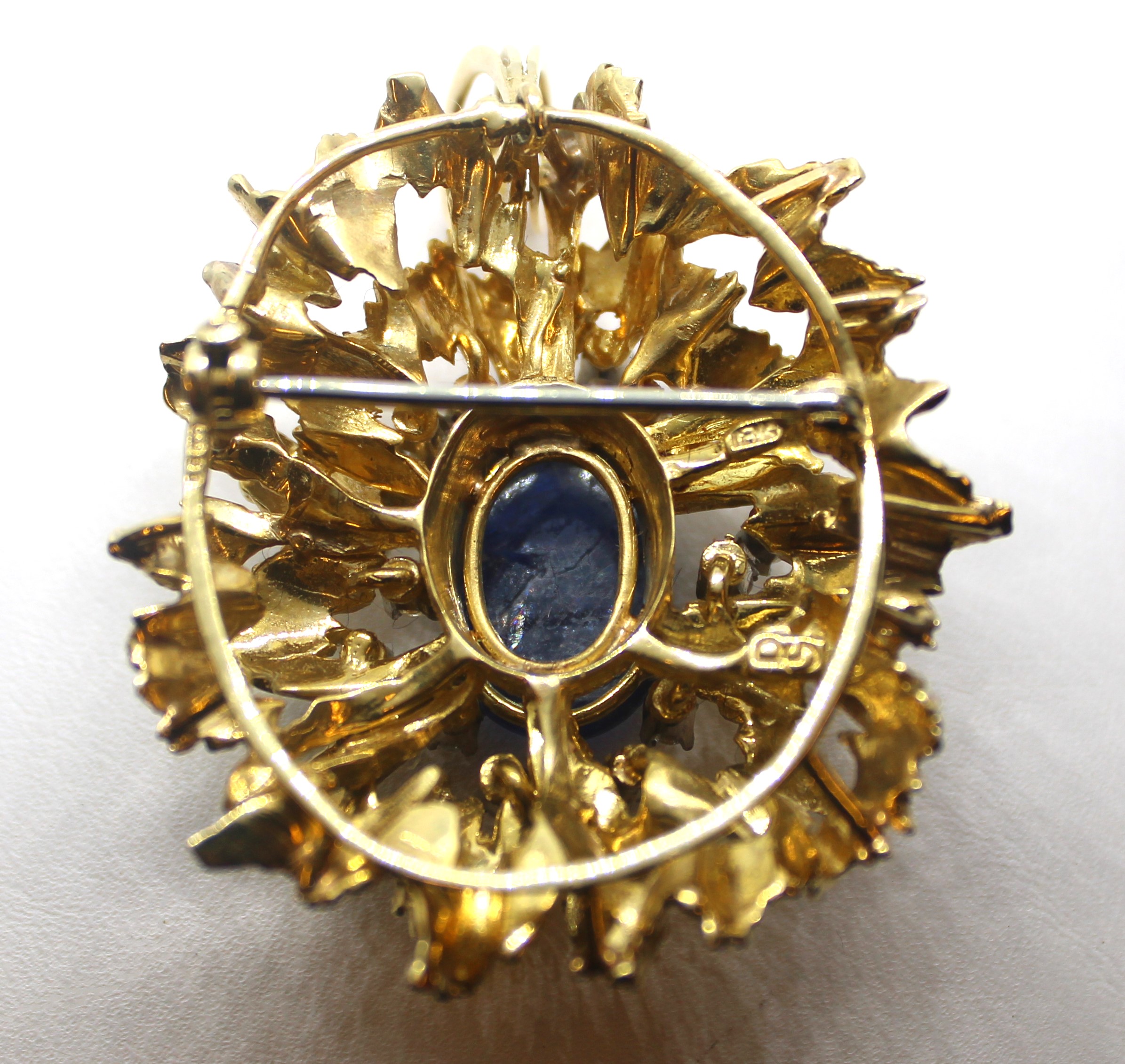 18k Yellow Gold Sapphire and Diamond Brooch.  The Cabochon Sapphire measurements are approx 19mm - Image 2 of 2