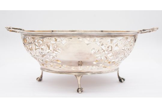 An Edwardian silver reticulated two handled bowl on four ball and claw feet, the central cartouche - Image 3 of 4