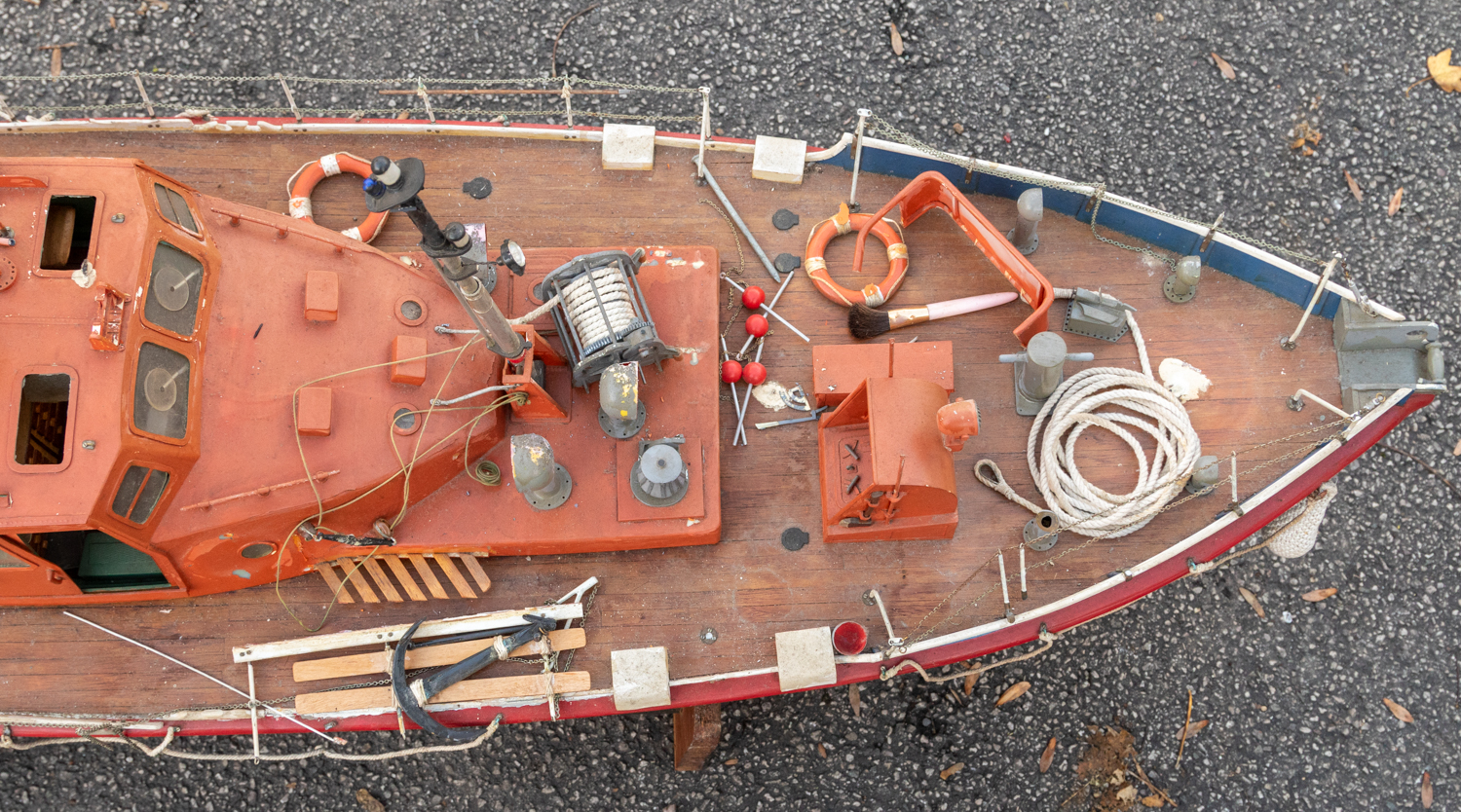 Boat: A large model boat, RNLB Sir Samuel Whitbread, wooden construction, in need of some attention, - Bild 6 aus 7