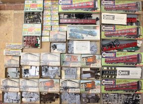 Kits: A collection of assorted model railway kits to include: Kitmaster, Airfix and Merit, including