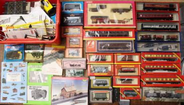 Model Railway: A collection of assorted model railway to include: boxed Hornby coaches and rolling