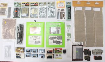 Model Railway: A collection of assorted N Gauge related model railway items to include: a small