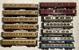 Railway: A collection of assorted OO gauge coaches to include: six Hornby LNER sleeping cars, two