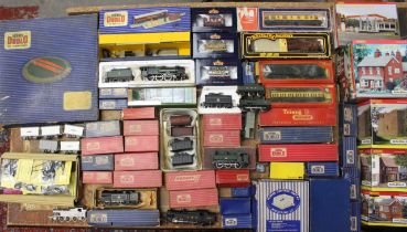 Model Railway: A collection of assorted model railway, boxed and unboxed, to include: six