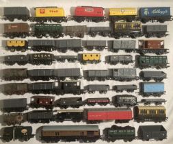 Railway: A collection of approximately fifty OO gauge assorted trucks. Varying manufacture. Playworn