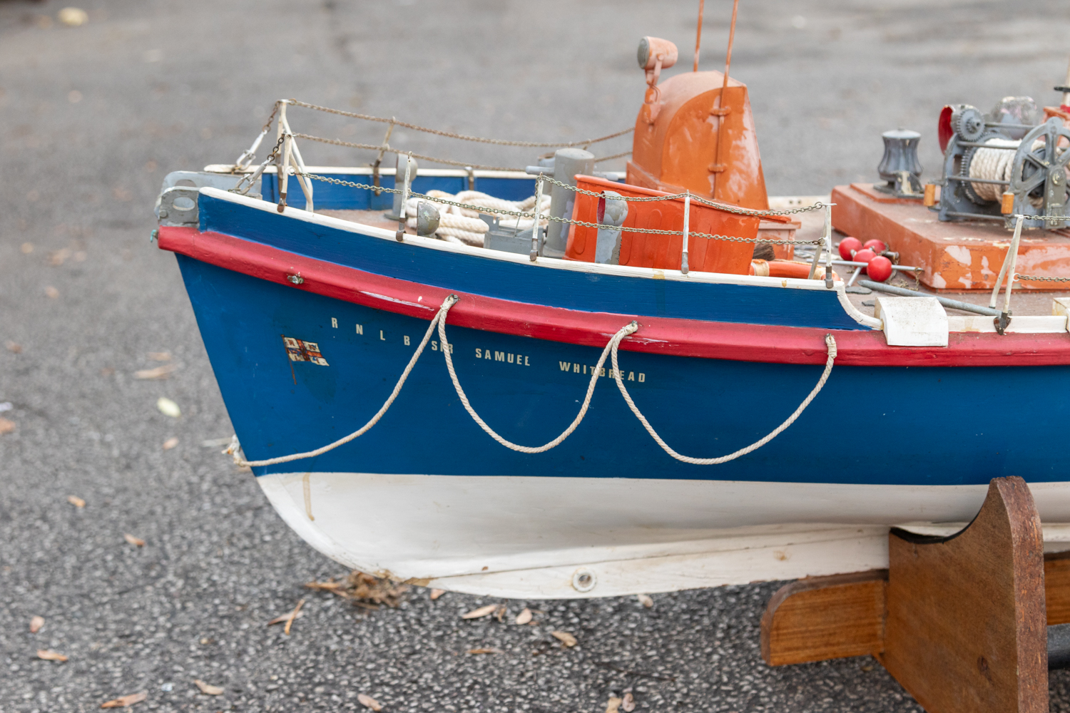 Boat: A large model boat, RNLB Sir Samuel Whitbread, wooden construction, in need of some attention, - Bild 3 aus 7