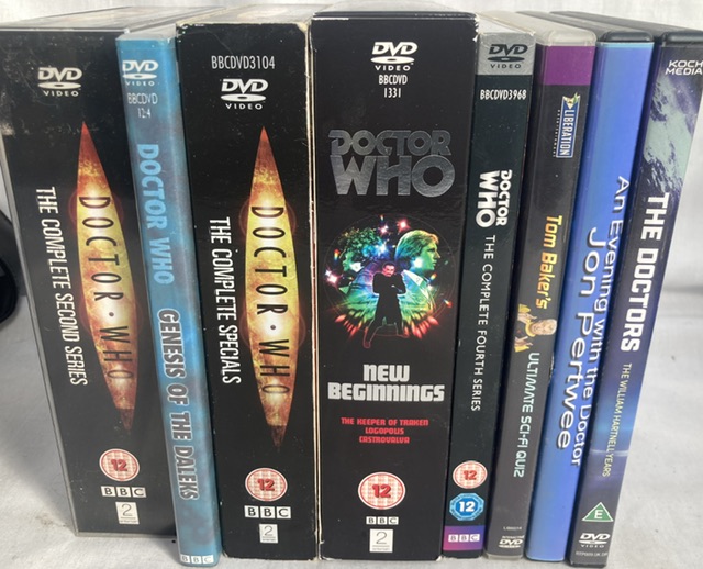 Doctor Who: A collection of assorted Doctor Who memorabilia to include: electronic board game, XL - Image 4 of 5