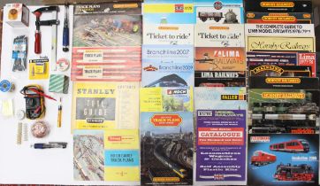 Model Railway: A collection of assorted model railway brochures and catalogues to include: Hornby,