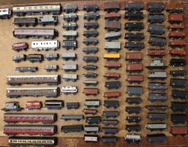 Model Railway: A collection of assorted unboxed model railway rolling stock and coaches, mostly