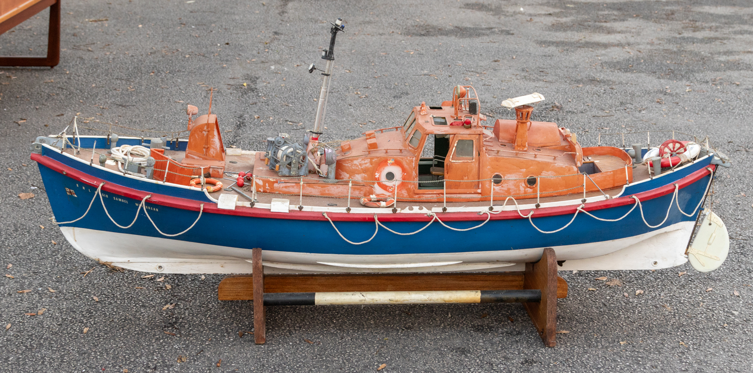Boat: A large model boat, RNLB Sir Samuel Whitbread, wooden construction, in need of some attention, - Bild 2 aus 7