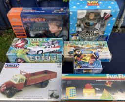 Toys: A collection of assorted boxed toys to include: Humbrol Young Scientist Jet Engine still