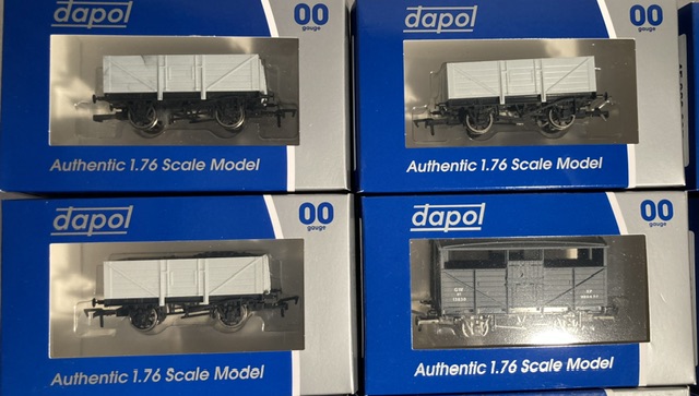 Railway: A collection of fourteen boxed OO gauge trucks, mostly Dapol but Mainline, Bachmann and - Bild 2 aus 4