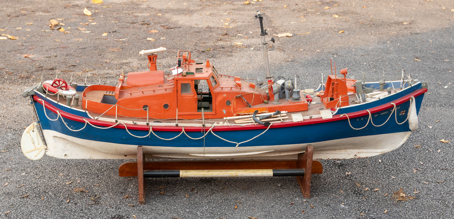 Boat: A large model boat, RNLB Sir Samuel Whitbread, wooden construction, in need of some attention, - Bild 4 aus 7