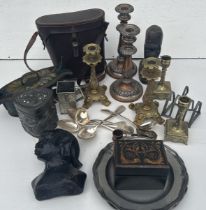 A miscellaneous collection of items. (qty)