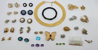 A small quantity of loose gem stones, to include: two scissors-cut and a mixed oval-cut loose