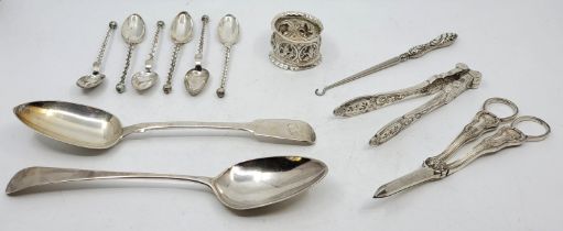 A Victorian silver fiddle pattern table spoon and a George III silver old English pattern table